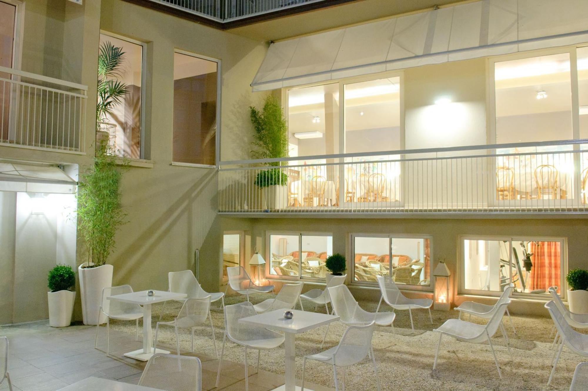 Hotel Trionfal Milano Marittima Exteriör bild